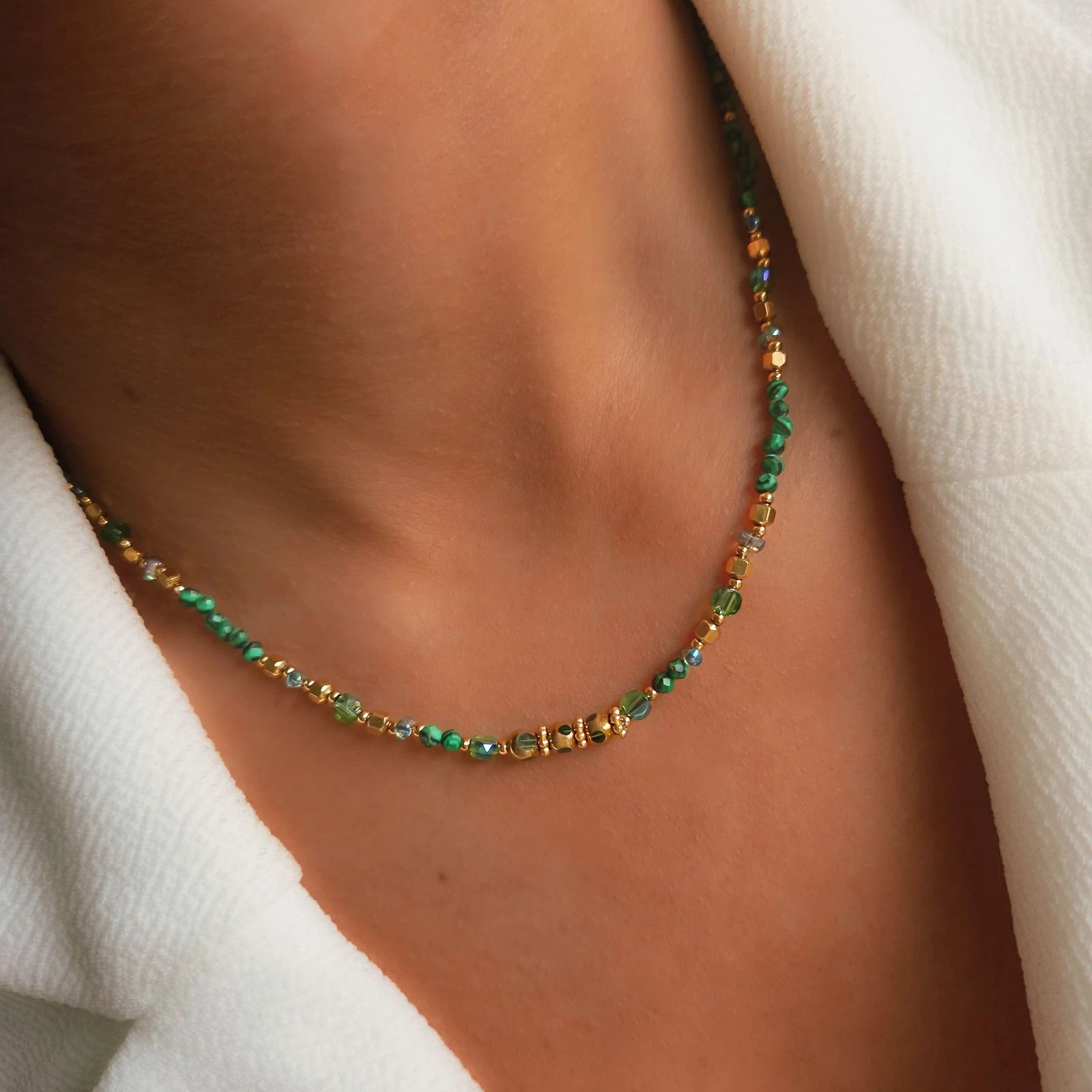 Collier ras de cou doré avec perles vertes en acier inoxydable